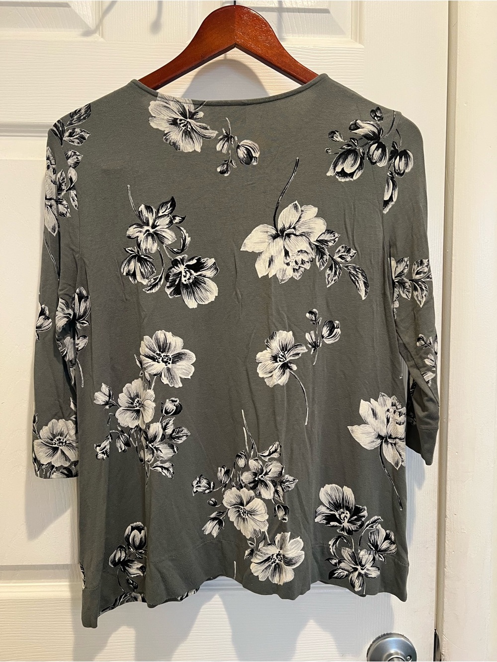 J.Jill Wearever Collection Olive Green & Gray Floral Knit Top Size Medium - Picture 5 of 5
